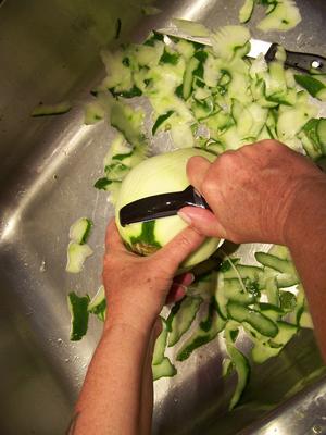 Shaving the green papaya